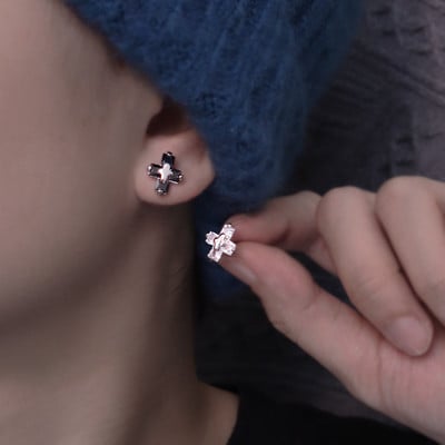 Vīriešu auskari krusta formā ar dekoratīviem akmeņiem