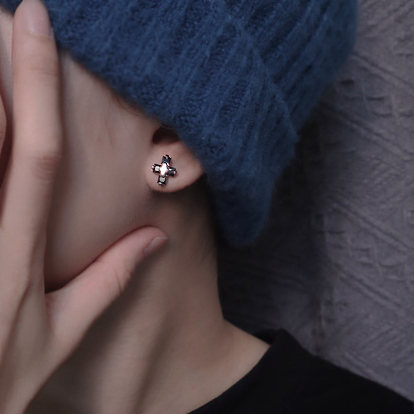 Vīriešu auskari krusta formā ar dekoratīviem akmeņiem