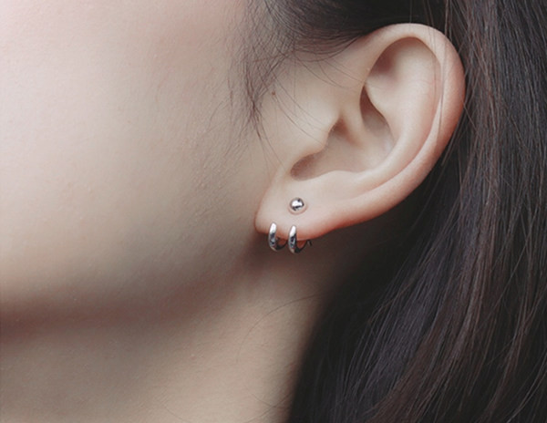 Ανδρικά σκουλαρίκια σε βίδα σε ασημί χρώμα