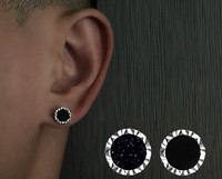 Μοντέρνα ανδρικά σκουλαρίκια σε στρογγυλό σχήμα