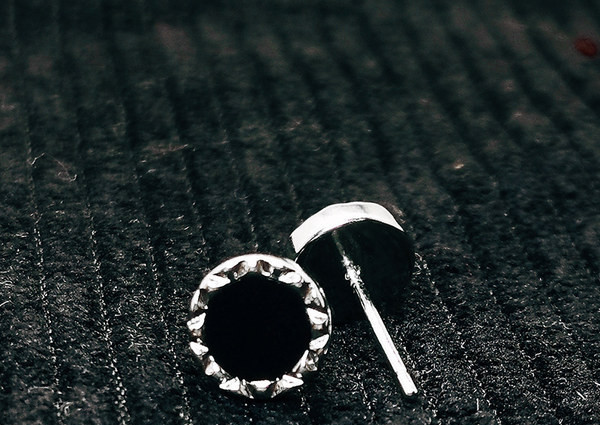 Μοντέρνα ανδρικά σκουλαρίκια σε στρογγυλό σχήμα