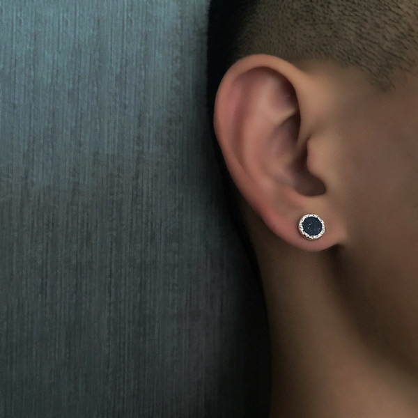 Μοντέρνα ανδρικά σκουλαρίκια σε στρογγυλό σχήμα