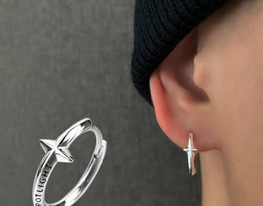 Vīriešu stīpas auskars ar krustiņu