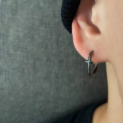 Vīriešu stīpas auskars ar krustiņu