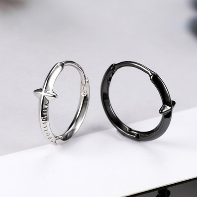 Vīriešu stīpas auskars ar krustiņu