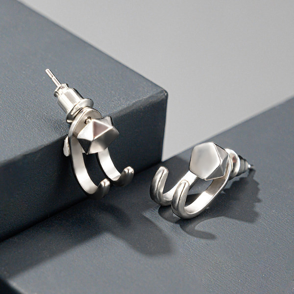 Két színű férfi fülbevaló