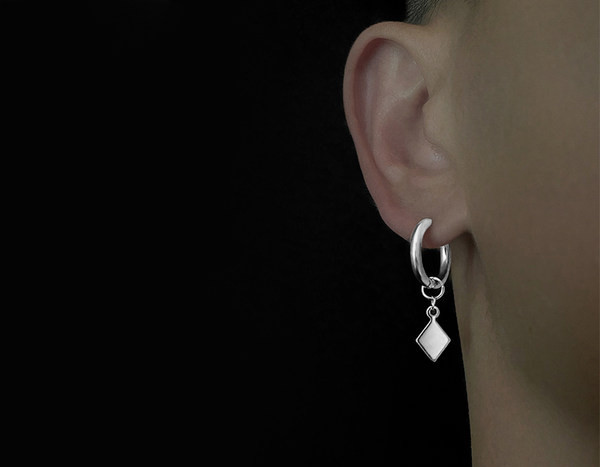 Ανδρικά σκουλαρίκια σε ασημί χρώμα - με μενταγιόν