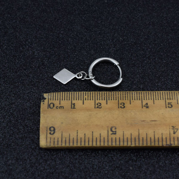 Ανδρικά σκουλαρίκια σε ασημί χρώμα - με μενταγιόν