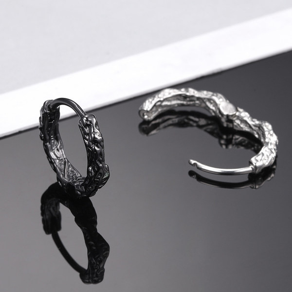 Jauns vīriešu auskaru modelis sudraba un melnā krāsā