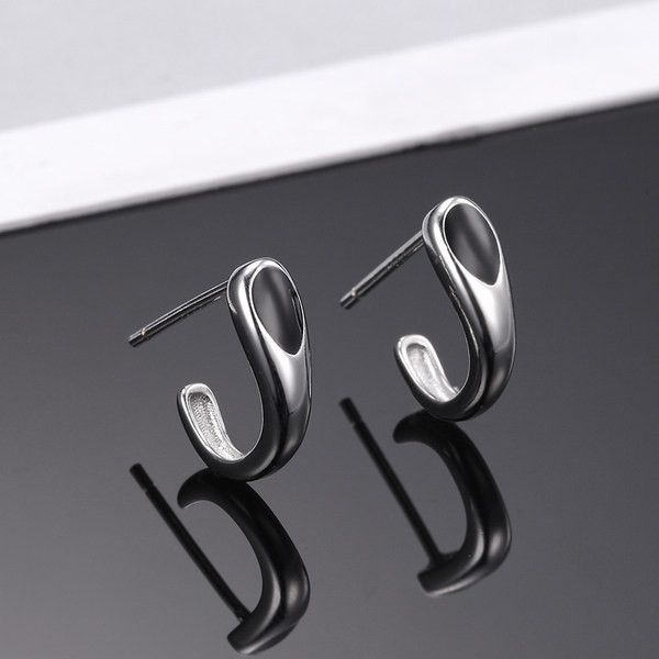 Ανδρικά σκουλαρίκια σε ασημί χρώμα με σχήμα σταγόνας