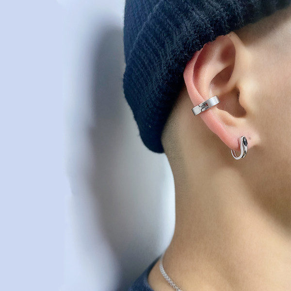 Ανδρικά σκουλαρίκια σε ασημί χρώμα με σχήμα σταγόνας