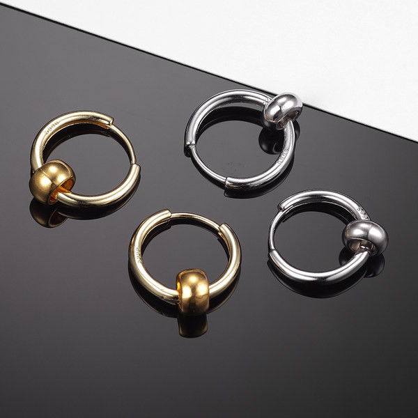 Vīriešu auskars ar kulonu sudraba un zelta krāsā