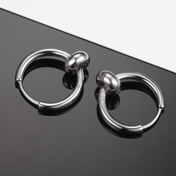 Vīriešu auskars ar kulonu sudraba un zelta krāsā