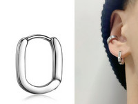 Moderns auskars sudraba un melnā krāsā