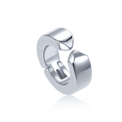 Moderns auskars sudraba un melnā krāsā