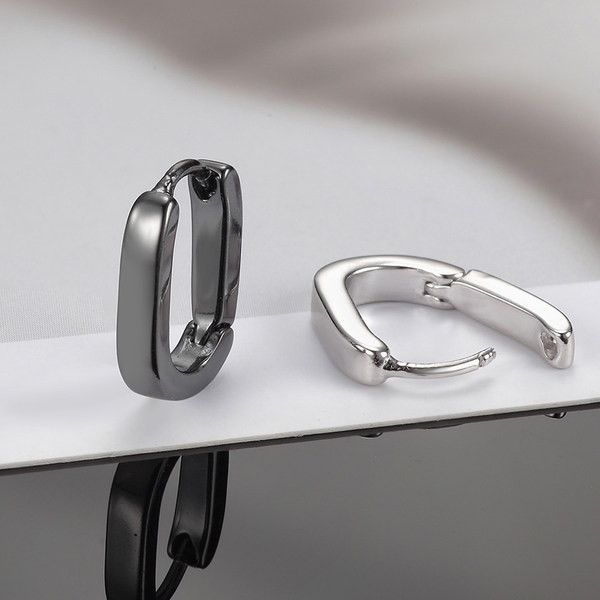 Moderns auskars sudraba un melnā krāsā