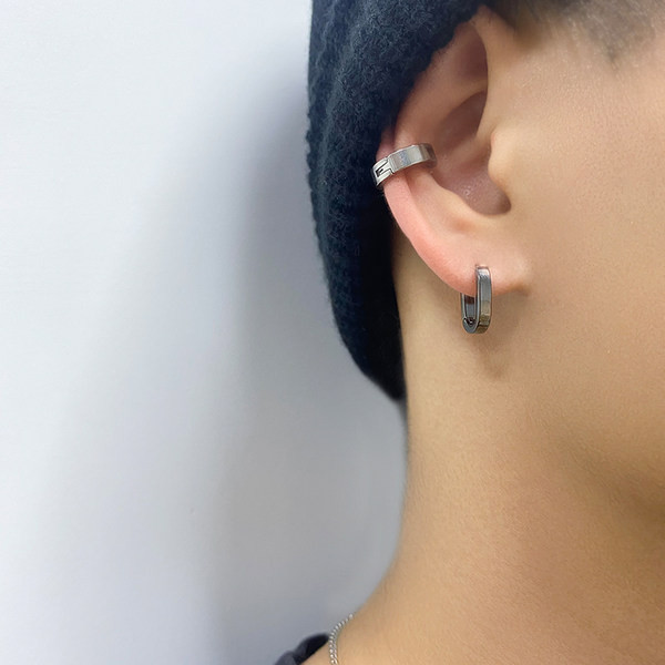 Moderns auskars sudraba un melnā krāsā