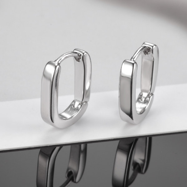 Moderns auskars sudraba un melnā krāsā