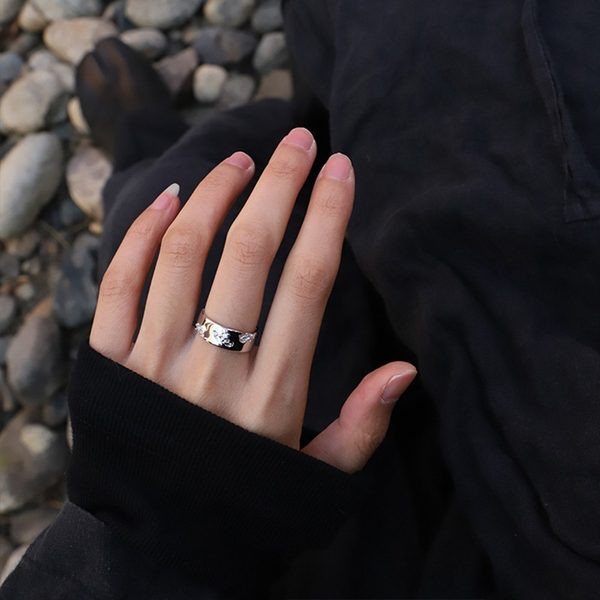 Moderns vīriešu gredzens - sudraba krāsā