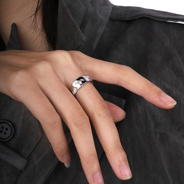 Moderns vīriešu gredzens - sudraba krāsā