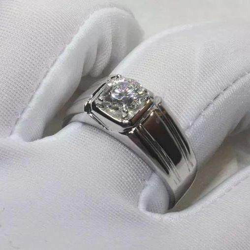 Vīriešu gredzens ar dekoratīvu akmeni