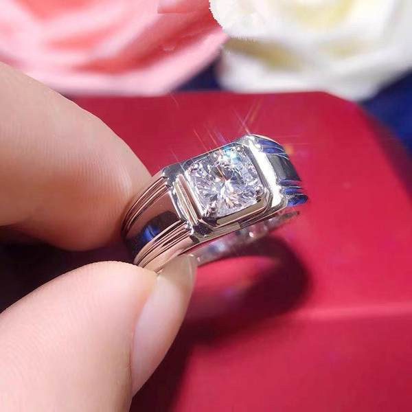 Vīriešu gredzens ar dekoratīvu akmeni