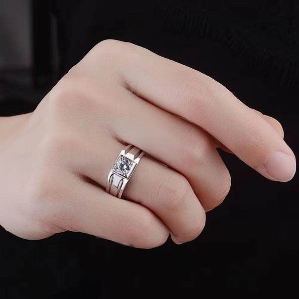 Vīriešu gredzens ar dekoratīvu akmeni