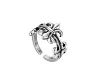 Ανδρικό δαχτυλίδι σε ασημί χρώμα με σχήμα σταυρού