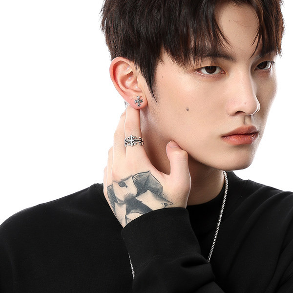 Ανδρικό δαχτυλίδι σε ασημί χρώμα με σχήμα σταυρού