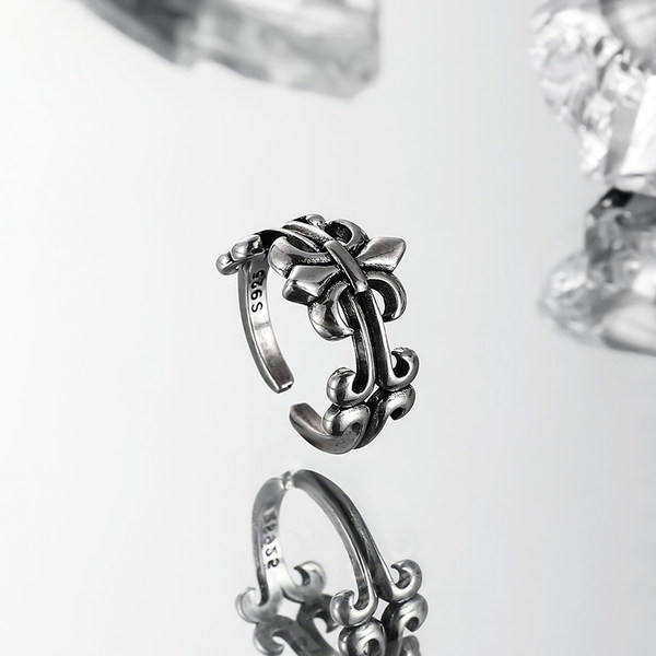 Ανδρικό δαχτυλίδι σε ασημί χρώμα με σχήμα σταυρού