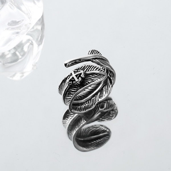 Vyriškas žiedas retro modelis su raštu