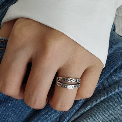 Vīriešu gredzens ar uzrakstu gadījuma modelis