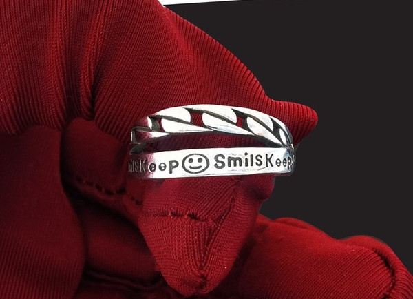 Vīriešu gredzens ar uzrakstu gadījuma modelis