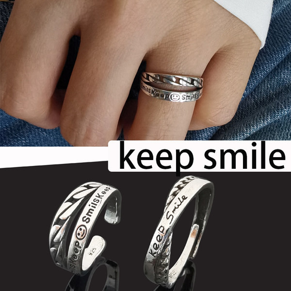 Vīriešu gredzens ar uzrakstu gadījuma modelis