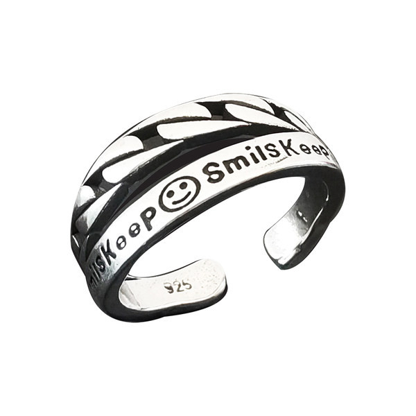 Vīriešu gredzens ar uzrakstu gadījuma modelis