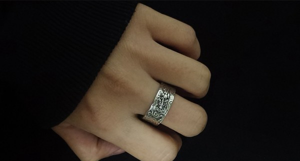 Gravēts vīriešu gredzens - plats modelis