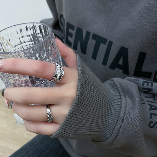 Κομψό ανδρικό δαχτυλίδι σε ασημί χρώμα