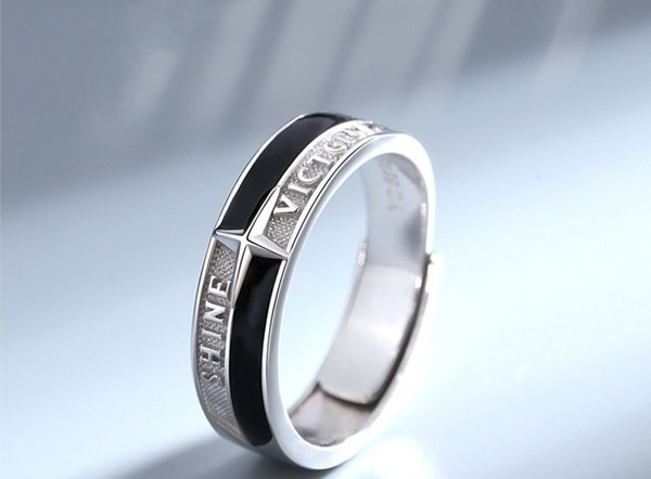 Regulējams iegravēts gredzens vīriešiem