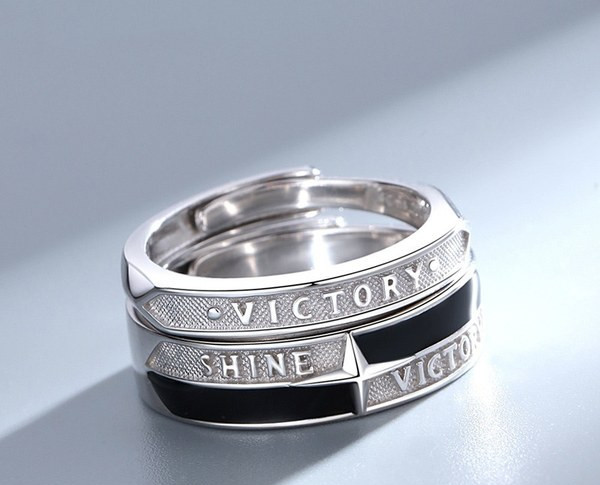 Regulējams iegravēts gredzens vīriešiem