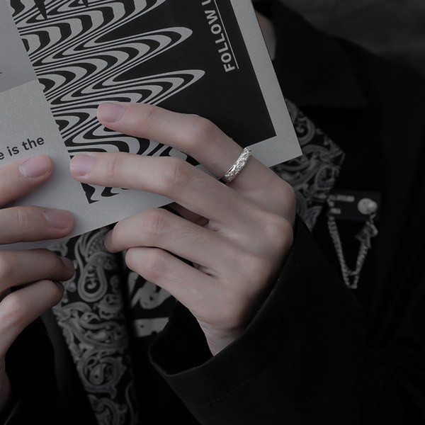 Ρυθμιζόμενο δαχτυλίδι σε ασημί χρώμα