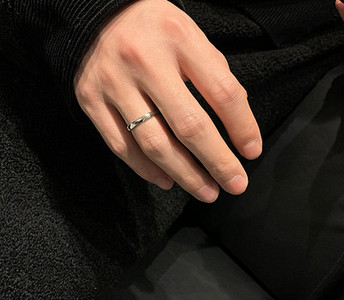 Ανδρικό δαχτυλίδι τύπου κρίκου - σε ασημί χρώμα