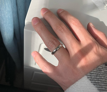 Ανδρικό δαχτυλίδι τύπου κρίκου - σε ασημί χρώμα
