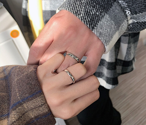 Ανδρικό δαχτυλίδι τύπου κρίκου - σε ασημί χρώμα