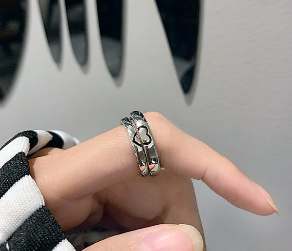 Ανδρικό δαχτυλίδι τύπου κρίκου - σε ασημί χρώμα