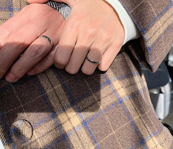 Ανδρικό δαχτυλίδι τύπου κρίκου - σε ασημί χρώμα