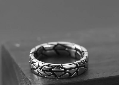 Mūsdienu vīriešu gredzens vairāki modeļi