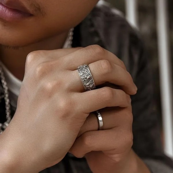 Graviruotas vyriškas žiedas iš plieno