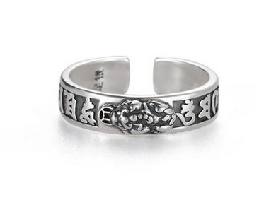 Ανδρικό δαχτυλίδι σε ασημί και μαύρο χρώμα με 3D στοιχείο