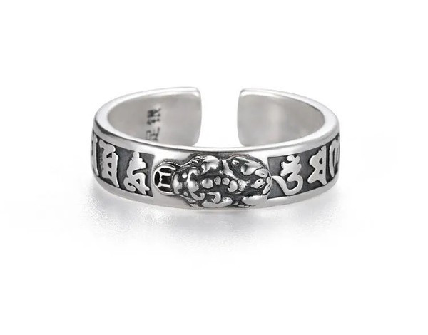 Ανδρικό δαχτυλίδι σε ασημί και μαύρο χρώμα με 3D στοιχείο