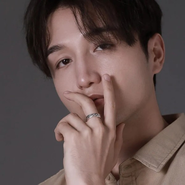 Ανδρικό δαχτυλίδι σε ασημί και μαύρο χρώμα με 3D στοιχείο